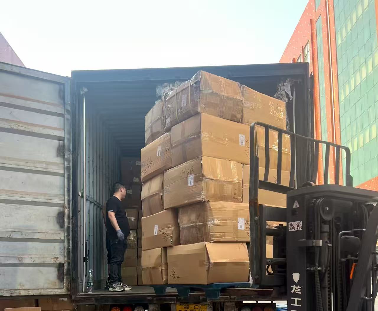 Professional export of wholesale garment stocklots, featuring high-quality factory clearance apparel for global clothing importers.